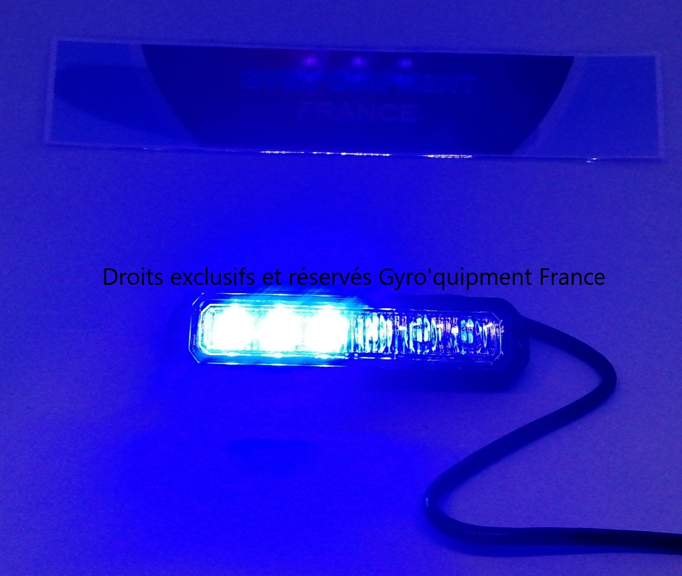 Feu stroboscopique gyrophare intervention secours bleu 