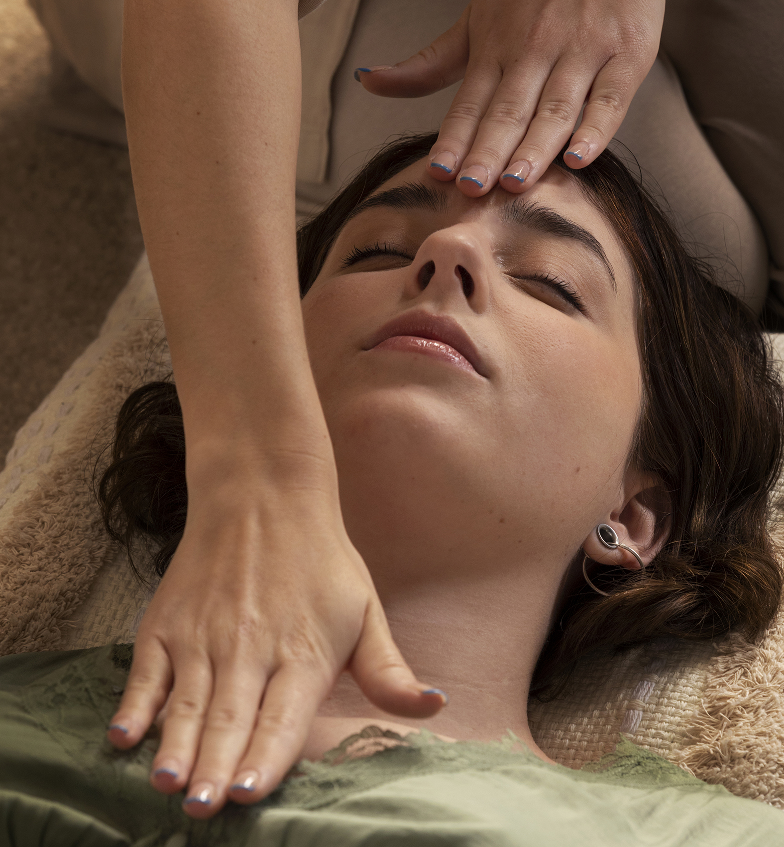 person-conducting-reiki-therapy.jpg