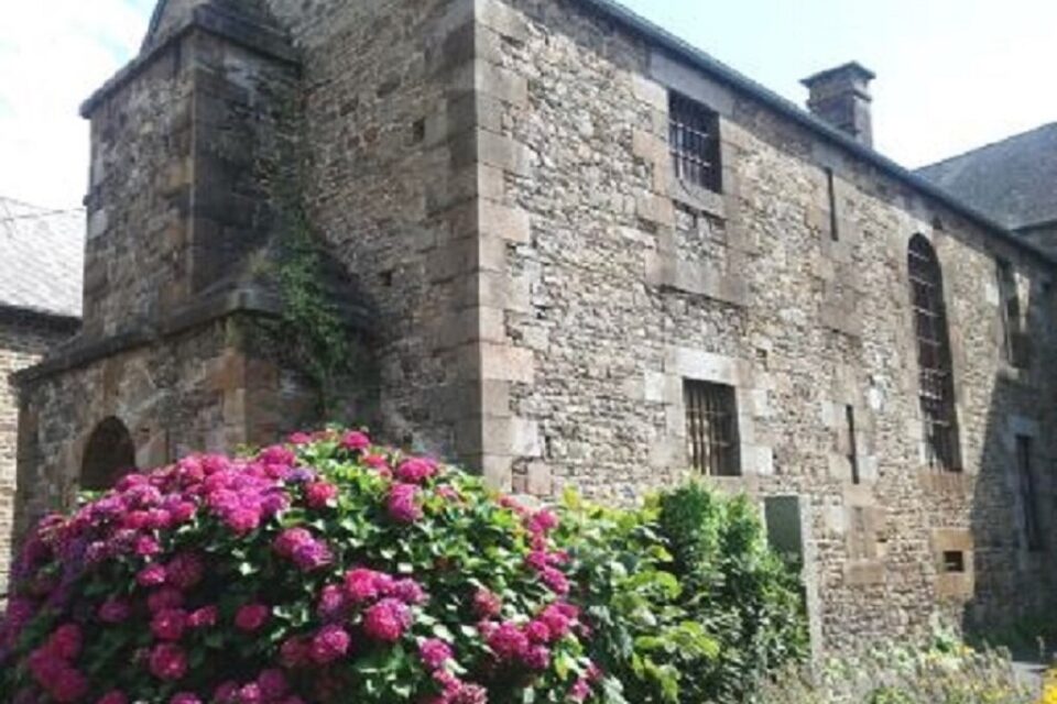 L’un des pignons de la Prison royale de Tinchebray (Orne)