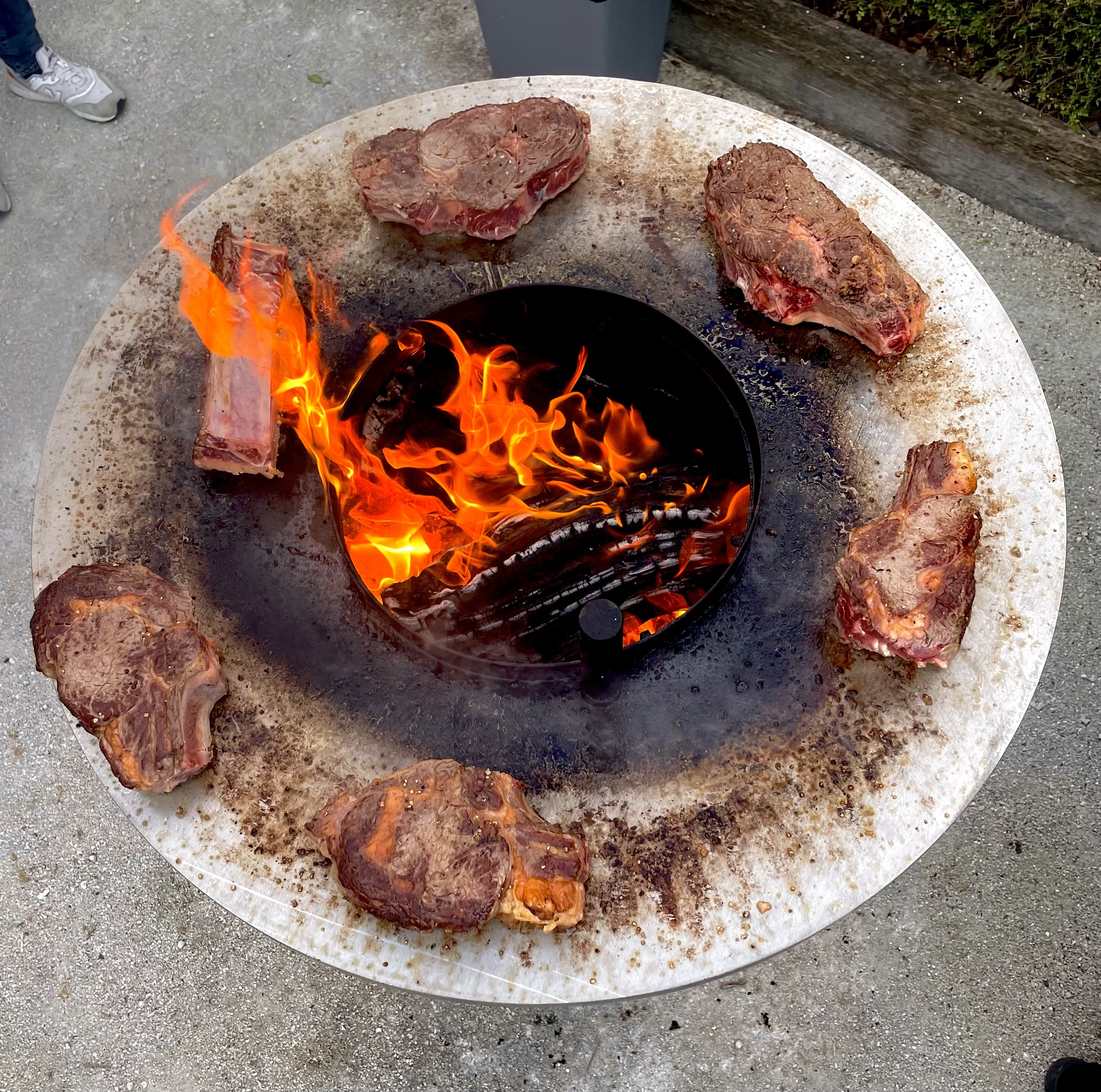 un braséro avec ses cotes de boeuf 